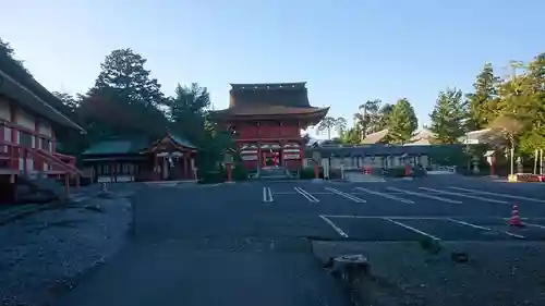 美濃國一宮　南宮大社の山門・神門