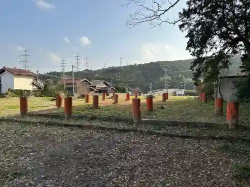 六所神社の{uncategorized: "未分類", other: "その他", undefined: "問題あり", building: "その他建物", grave: "お墓", sacred_gate: "鳥居", guardian: "狛犬", statue: "像", buddha: "仏像", history: "歴史", nature: "自然", garden: "庭園", animal: "動物", pagoda: "塔", temizu: "手水舎", mountain_gate: "山門・神門", sanctuary: "本殿・本堂", subordinate: "末社・摂社", art: "芸術", scenery: "景色", jizo: "地蔵", ema: "絵馬", goshuin: "御朱印", omikuji: "おみくじ", items: "授与品その他", amulet: "お守り", goshuincho: "御朱印帳", eats: "食事", festival: "お祭り", votive_dance: "神楽", shichigosan: "七五三参", wedding: "結婚式", experience: "体験その他", initially: "初詣", around: "周辺", anti_infection: "感染症対策"}
