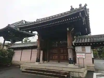 専養寺の山門