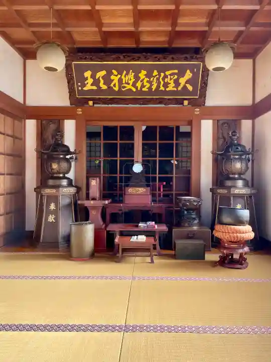 室泉寺の{uncategorized: "未分類", other: "その他", undefined: "問題あり", building: "その他建物", grave: "お墓", sacred_gate: "鳥居", guardian: "狛犬", statue: "像", buddha: "仏像", history: "歴史", nature: "自然", garden: "庭園", animal: "動物", pagoda: "塔", temizu: "手水舎", mountain_gate: "山門・神門", sanctuary: "本殿・本堂", subordinate: "末社・摂社", art: "芸術", scenery: "景色", jizo: "地蔵", ema: "絵馬", goshuin: "御朱印", omikuji: "おみくじ", items: "授与品その他", amulet: "お守り", goshuincho: "御朱印帳", eats: "食事", festival: "お祭り", votive_dance: "神楽", shichigosan: "七五三参", wedding: "結婚式", experience: "体験その他", initially: "初詣", around: "周辺", anti_infection: "感染症対策"}