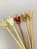 色は金、茶など数種類あります