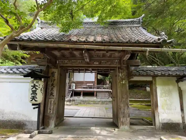 石山寺大黒天堂の{uncategorized: "未分類", other: "その他", undefined: "問題あり", building: "その他建物", grave: "お墓", sacred_gate: "鳥居", guardian: "狛犬", statue: "像", buddha: "仏像", history: "歴史", nature: "自然", garden: "庭園", animal: "動物", pagoda: "塔", temizu: "手水舎", mountain_gate: "山門・神門", sanctuary: "本殿・本堂", subordinate: "末社・摂社", art: "芸術", scenery: "景色", jizo: "地蔵", ema: "絵馬", goshuin: "御朱印", omikuji: "おみくじ", items: "授与品その他", amulet: "お守り", goshuincho: "御朱印帳", eats: "食事", festival: "お祭り", votive_dance: "神楽", shichigosan: "七五三参", wedding: "結婚式", experience: "体験その他", initially: "初詣", around: "周辺", anti_infection: "感染症対策"}