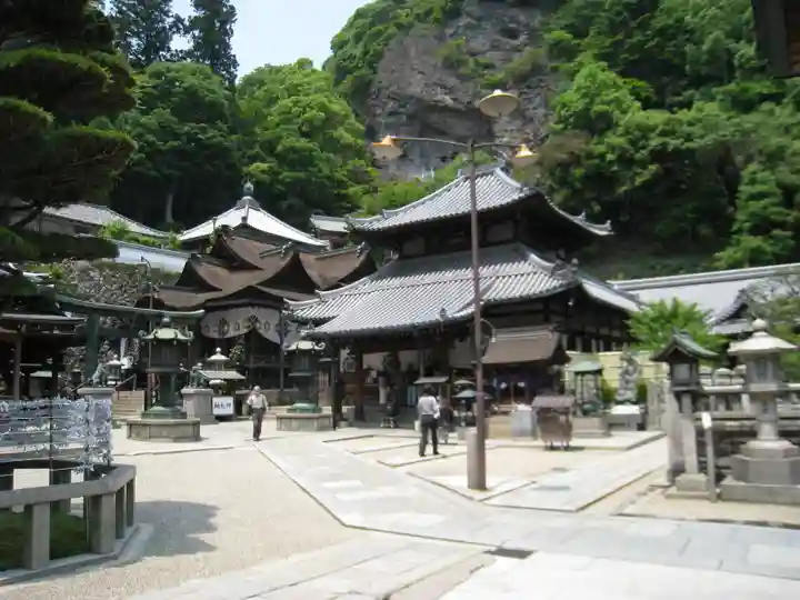 宝山寺の本殿・本堂