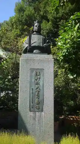 諏訪神社の像