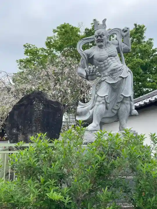 九品寺の{uncategorized: "未分類", other: "その他", undefined: "問題あり", building: "その他建物", grave: "お墓", sacred_gate: "鳥居", guardian: "狛犬", statue: "像", buddha: "仏像", history: "歴史", nature: "自然", garden: "庭園", animal: "動物", pagoda: "塔", temizu: "手水舎", mountain_gate: "山門・神門", sanctuary: "本殿・本堂", subordinate: "末社・摂社", art: "芸術", scenery: "景色", jizo: "地蔵", ema: "絵馬", goshuin: "御朱印", omikuji: "おみくじ", items: "授与品その他", amulet: "お守り", goshuincho: "御朱印帳", eats: "食事", festival: "お祭り", votive_dance: "神楽", shichigosan: "七五三参", wedding: "結婚式", experience: "体験その他", initially: "初詣", around: "周辺", anti_infection: "感染症対策"}