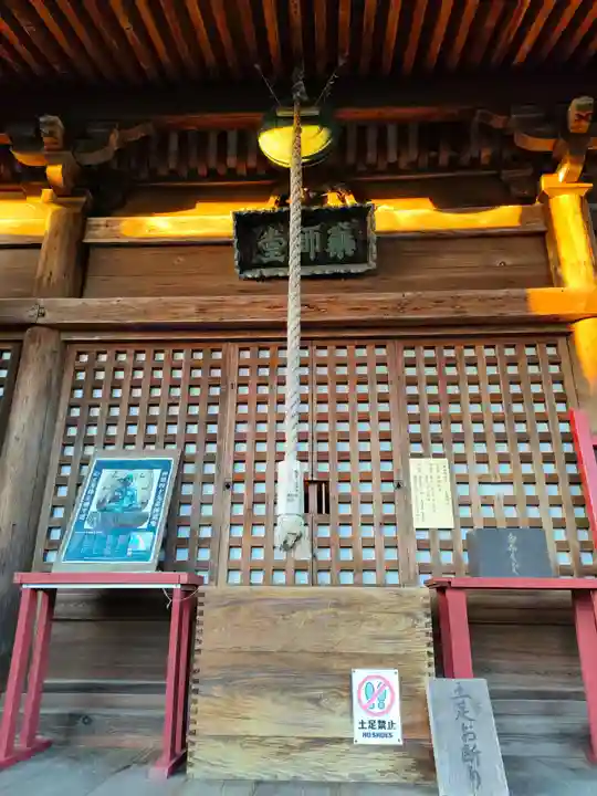 石薬師寺の本殿・本堂