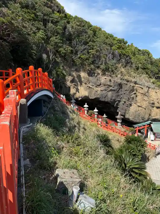 鵜戸神宮の{uncategorized: "未分類", other: "その他", undefined: "問題あり", building: "その他建物", grave: "お墓", sacred_gate: "鳥居", guardian: "狛犬", statue: "像", buddha: "仏像", history: "歴史", nature: "自然", garden: "庭園", animal: "動物", pagoda: "塔", temizu: "手水舎", mountain_gate: "山門・神門", sanctuary: "本殿・本堂", subordinate: "末社・摂社", art: "芸術", scenery: "景色", jizo: "地蔵", ema: "絵馬", goshuin: "御朱印", omikuji: "おみくじ", items: "授与品その他", amulet: "お守り", goshuincho: "御朱印帳", eats: "食事", festival: "お祭り", votive_dance: "神楽", shichigosan: "七五三参", wedding: "結婚式", experience: "体験その他", initially: "初詣", around: "周辺", anti_infection: "感染症対策"}