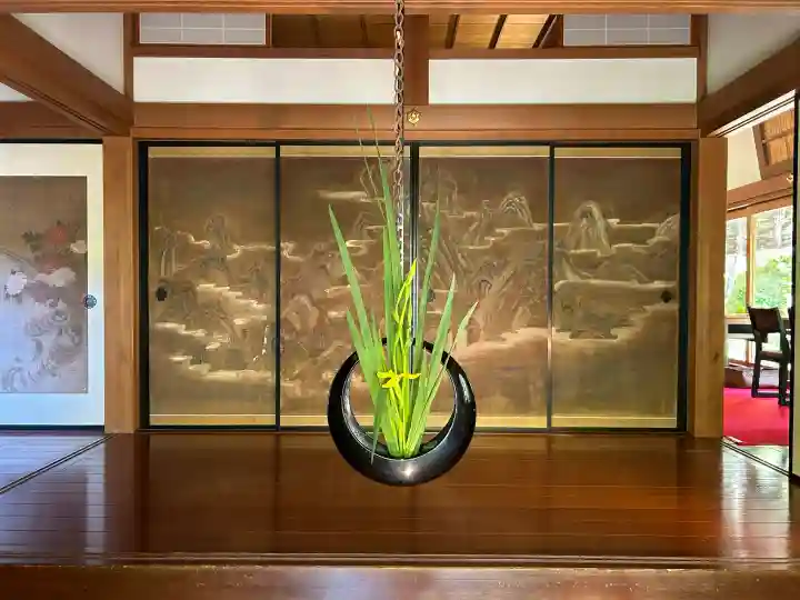 円覚寺の{uncategorized: "未分類", other: "その他", undefined: "問題あり", building: "その他建物", grave: "お墓", sacred_gate: "鳥居", guardian: "狛犬", statue: "像", buddha: "仏像", history: "歴史", nature: "自然", garden: "庭園", animal: "動物", pagoda: "塔", temizu: "手水舎", mountain_gate: "山門・神門", sanctuary: "本殿・本堂", subordinate: "末社・摂社", art: "芸術", scenery: "景色", jizo: "地蔵", ema: "絵馬", goshuin: "御朱印", omikuji: "おみくじ", items: "授与品その他", amulet: "お守り", goshuincho: "御朱印帳", eats: "食事", festival: "お祭り", votive_dance: "神楽", shichigosan: "七五三参", wedding: "結婚式", experience: "体験その他", initially: "初詣", around: "周辺", anti_infection: "感染症対策"}