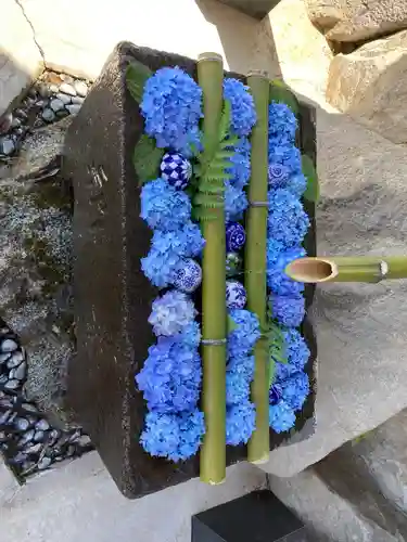 差出磯大嶽山神社 仕事と健康と厄よけの神さまの手水舎