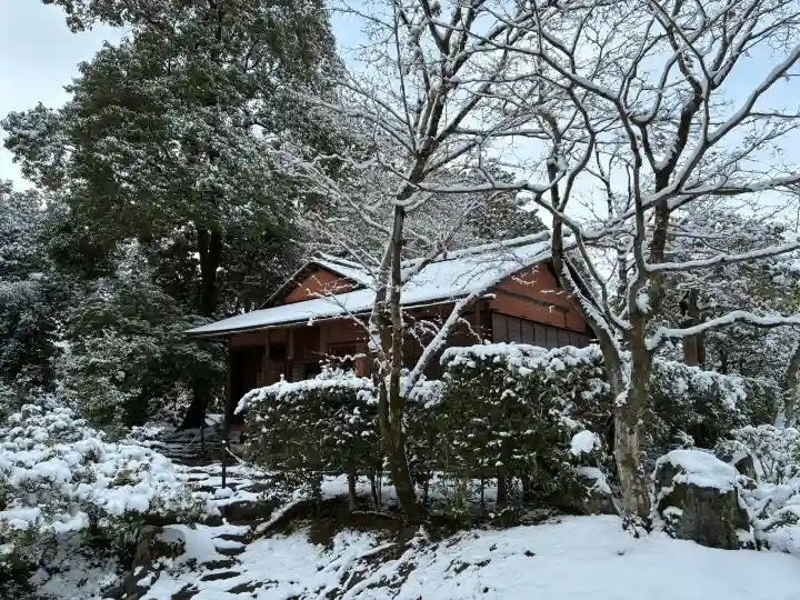 三宝院(三宝院門跡)の{uncategorized: "未分類", other: "その他", undefined: "問題あり", building: "その他建物", grave: "お墓", sacred_gate: "鳥居", guardian: "狛犬", statue: "像", buddha: "仏像", history: "歴史", nature: "自然", garden: "庭園", animal: "動物", pagoda: "塔", temizu: "手水舎", mountain_gate: "山門・神門", sanctuary: "本殿・本堂", subordinate: "末社・摂社", art: "芸術", scenery: "景色", jizo: "地蔵", ema: "絵馬", goshuin: "御朱印", omikuji: "おみくじ", items: "授与品その他", amulet: "お守り", goshuincho: "御朱印帳", eats: "食事", festival: "お祭り", votive_dance: "神楽", shichigosan: "七五三参", wedding: "結婚式", experience: "体験その他", initially: "初詣", around: "周辺", anti_infection: "感染症対策"}
