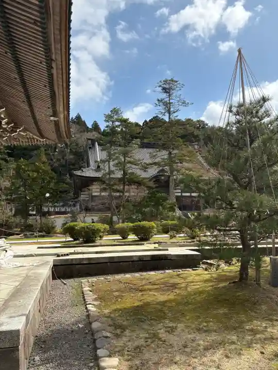 総持寺祖院の{uncategorized: "未分類", other: "その他", undefined: "問題あり", building: "その他建物", grave: "お墓", sacred_gate: "鳥居", guardian: "狛犬", statue: "像", buddha: "仏像", history: "歴史", nature: "自然", garden: "庭園", animal: "動物", pagoda: "塔", temizu: "手水舎", mountain_gate: "山門・神門", sanctuary: "本殿・本堂", subordinate: "末社・摂社", art: "芸術", scenery: "景色", jizo: "地蔵", ema: "絵馬", goshuin: "御朱印", omikuji: "おみくじ", items: "授与品その他", amulet: "お守り", goshuincho: "御朱印帳", eats: "食事", festival: "お祭り", votive_dance: "神楽", shichigosan: "七五三参", wedding: "結婚式", experience: "体験その他", initially: "初詣", around: "周辺", anti_infection: "感染症対策"}