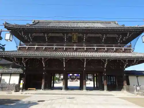 本山専修寺の山門