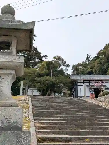 山王宮日吉神社の{uncategorized: "未分類", other: "その他", undefined: "問題あり", building: "その他建物", grave: "お墓", sacred_gate: "鳥居", guardian: "狛犬", statue: "像", buddha: "仏像", history: "歴史", nature: "自然", garden: "庭園", animal: "動物", pagoda: "塔", temizu: "手水舎", mountain_gate: "山門・神門", sanctuary: "本殿・本堂", subordinate: "末社・摂社", art: "芸術", scenery: "景色", jizo: "地蔵", ema: "絵馬", goshuin: "御朱印", omikuji: "おみくじ", items: "授与品その他", amulet: "お守り", goshuincho: "御朱印帳", eats: "食事", festival: "お祭り", votive_dance: "神楽", shichigosan: "七五三参", wedding: "結婚式", experience: "体験その他", initially: "初詣", around: "周辺", anti_infection: "感染症対策"}