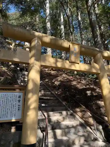 三峯神社の{uncategorized: "未分類", other: "その他", undefined: "問題あり", building: "その他建物", grave: "お墓", sacred_gate: "鳥居", guardian: "狛犬", statue: "像", buddha: "仏像", history: "歴史", nature: "自然", garden: "庭園", animal: "動物", pagoda: "塔", temizu: "手水舎", mountain_gate: "山門・神門", sanctuary: "本殿・本堂", subordinate: "末社・摂社", art: "芸術", scenery: "景色", jizo: "地蔵", ema: "絵馬", goshuin: "御朱印", omikuji: "おみくじ", items: "授与品その他", amulet: "お守り", goshuincho: "御朱印帳", eats: "食事", festival: "お祭り", votive_dance: "神楽", shichigosan: "七五三参", wedding: "結婚式", experience: "体験その他", initially: "初詣", around: "周辺", anti_infection: "感染症対策"}