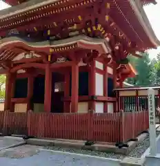 薦神社の山門