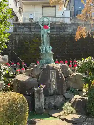 八幡山観音寺の{uncategorized: "未分類", other: "その他", undefined: "問題あり", building: "その他建物", grave: "お墓", sacred_gate: "鳥居", guardian: "狛犬", statue: "像", buddha: "仏像", history: "歴史", nature: "自然", garden: "庭園", animal: "動物", pagoda: "塔", temizu: "手水舎", mountain_gate: "山門・神門", sanctuary: "本殿・本堂", subordinate: "末社・摂社", art: "芸術", scenery: "景色", jizo: "地蔵", ema: "絵馬", goshuin: "御朱印", omikuji: "おみくじ", items: "授与品その他", amulet: "お守り", goshuincho: "御朱印帳", eats: "食事", festival: "お祭り", votive_dance: "神楽", shichigosan: "七五三参", wedding: "結婚式", experience: "体験その他", initially: "初詣", around: "周辺", anti_infection: "感染症対策"}