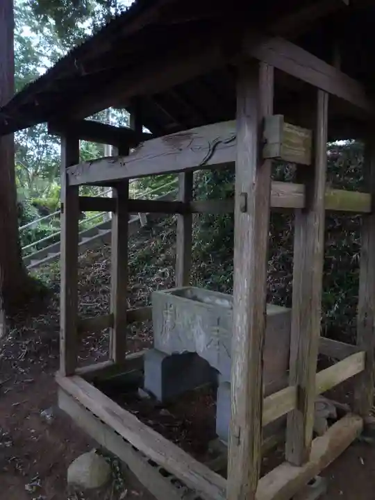 鳥見神社の手水舎