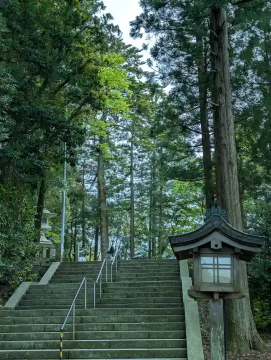 雄山神社峰本社の{uncategorized: "未分類", other: "その他", undefined: "問題あり", building: "その他建物", grave: "お墓", sacred_gate: "鳥居", guardian: "狛犬", statue: "像", buddha: "仏像", history: "歴史", nature: "自然", garden: "庭園", animal: "動物", pagoda: "塔", temizu: "手水舎", mountain_gate: "山門・神門", sanctuary: "本殿・本堂", subordinate: "末社・摂社", art: "芸術", scenery: "景色", jizo: "地蔵", ema: "絵馬", goshuin: "御朱印", omikuji: "おみくじ", items: "授与品その他", amulet: "お守り", goshuincho: "御朱印帳", eats: "食事", festival: "お祭り", votive_dance: "神楽", shichigosan: "七五三参", wedding: "結婚式", experience: "体験その他", initially: "初詣", around: "周辺", anti_infection: "感染症対策"}
