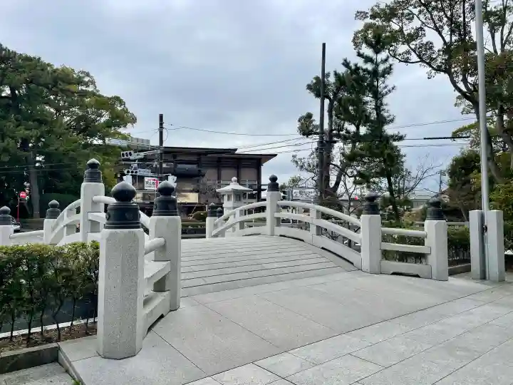 寒川神社の{uncategorized: "未分類", other: "その他", undefined: "問題あり", building: "その他建物", grave: "お墓", sacred_gate: "鳥居", guardian: "狛犬", statue: "像", buddha: "仏像", history: "歴史", nature: "自然", garden: "庭園", animal: "動物", pagoda: "塔", temizu: "手水舎", mountain_gate: "山門・神門", sanctuary: "本殿・本堂", subordinate: "末社・摂社", art: "芸術", scenery: "景色", jizo: "地蔵", ema: "絵馬", goshuin: "御朱印", omikuji: "おみくじ", items: "授与品その他", amulet: "お守り", goshuincho: "御朱印帳", eats: "食事", festival: "お祭り", votive_dance: "神楽", shichigosan: "七五三参", wedding: "結婚式", experience: "体験その他", initially: "初詣", around: "周辺", anti_infection: "感染症対策"}