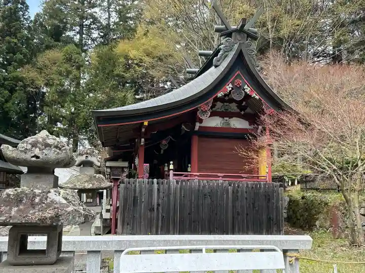 新海三社神社の{uncategorized: "未分類", other: "その他", undefined: "問題あり", building: "その他建物", grave: "お墓", sacred_gate: "鳥居", guardian: "狛犬", statue: "像", buddha: "仏像", history: "歴史", nature: "自然", garden: "庭園", animal: "動物", pagoda: "塔", temizu: "手水舎", mountain_gate: "山門・神門", sanctuary: "本殿・本堂", subordinate: "末社・摂社", art: "芸術", scenery: "景色", jizo: "地蔵", ema: "絵馬", goshuin: "御朱印", omikuji: "おみくじ", items: "授与品その他", amulet: "お守り", goshuincho: "御朱印帳", eats: "食事", festival: "お祭り", votive_dance: "神楽", shichigosan: "七五三参", wedding: "結婚式", experience: "体験その他", initially: "初詣", around: "周辺", anti_infection: "感染症対策"}