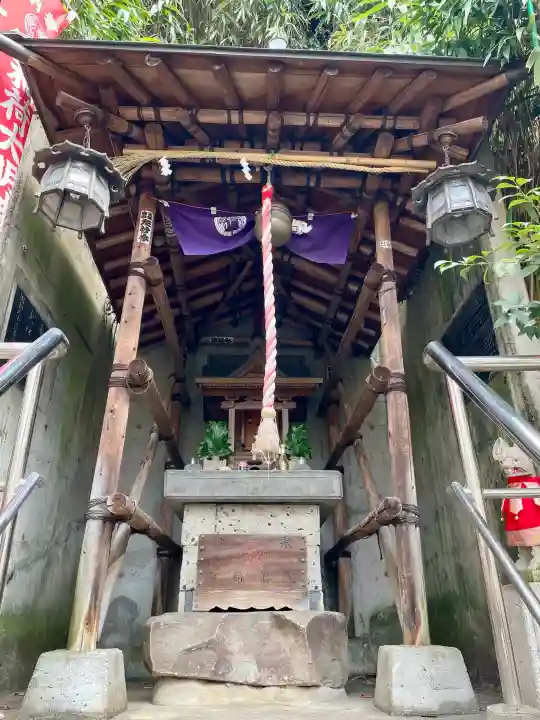 真島稲荷神社の{uncategorized: "未分類", other: "その他", undefined: "問題あり", building: "その他建物", grave: "お墓", sacred_gate: "鳥居", guardian: "狛犬", statue: "像", buddha: "仏像", history: "歴史", nature: "自然", garden: "庭園", animal: "動物", pagoda: "塔", temizu: "手水舎", mountain_gate: "山門・神門", sanctuary: "本殿・本堂", subordinate: "末社・摂社", art: "芸術", scenery: "景色", jizo: "地蔵", ema: "絵馬", goshuin: "御朱印", omikuji: "おみくじ", items: "授与品その他", amulet: "お守り", goshuincho: "御朱印帳", eats: "食事", festival: "お祭り", votive_dance: "神楽", shichigosan: "七五三参", wedding: "結婚式", experience: "体験その他", initially: "初詣", around: "周辺", anti_infection: "感染症対策"}
