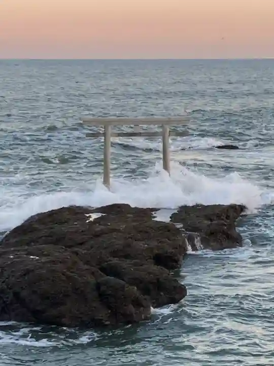 大洗磯前神社の{uncategorized: "未分類", other: "その他", undefined: "問題あり", building: "その他建物", grave: "お墓", sacred_gate: "鳥居", guardian: "狛犬", statue: "像", buddha: "仏像", history: "歴史", nature: "自然", garden: "庭園", animal: "動物", pagoda: "塔", temizu: "手水舎", mountain_gate: "山門・神門", sanctuary: "本殿・本堂", subordinate: "末社・摂社", art: "芸術", scenery: "景色", jizo: "地蔵", ema: "絵馬", goshuin: "御朱印", omikuji: "おみくじ", items: "授与品その他", amulet: "お守り", goshuincho: "御朱印帳", eats: "食事", festival: "お祭り", votive_dance: "神楽", shichigosan: "七五三参", wedding: "結婚式", experience: "体験その他", initially: "初詣", around: "周辺", anti_infection: "感染症対策"}