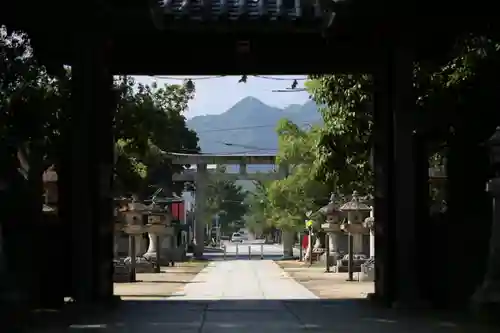 白鳥神社の山門