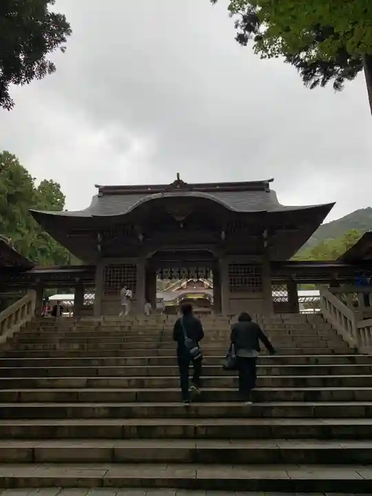 彌彦神社の山門・神門
