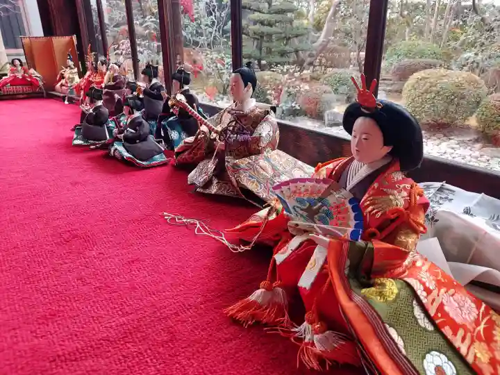 西方院の{uncategorized: "未分類", other: "その他", undefined: "問題あり", building: "その他建物", grave: "お墓", sacred_gate: "鳥居", guardian: "狛犬", statue: "像", buddha: "仏像", history: "歴史", nature: "自然", garden: "庭園", animal: "動物", pagoda: "塔", temizu: "手水舎", mountain_gate: "山門・神門", sanctuary: "本殿・本堂", subordinate: "末社・摂社", art: "芸術", scenery: "景色", jizo: "地蔵", ema: "絵馬", goshuin: "御朱印", omikuji: "おみくじ", items: "授与品その他", amulet: "お守り", goshuincho: "御朱印帳", eats: "食事", festival: "お祭り", votive_dance: "神楽", shichigosan: "七五三参", wedding: "結婚式", experience: "体験その他", initially: "初詣", around: "周辺", anti_infection: "感染症対策"}