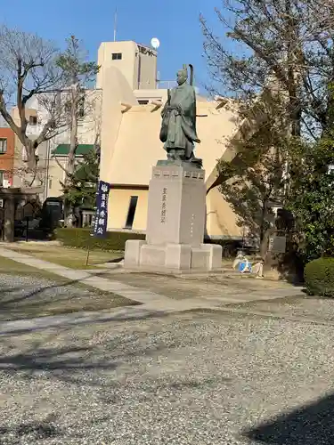 玉造稲荷神社分社の像