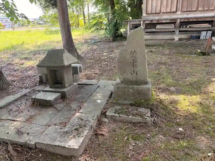神明社の{uncategorized: "未分類", other: "その他", undefined: "問題あり", building: "その他建物", grave: "お墓", sacred_gate: "鳥居", guardian: "狛犬", statue: "像", buddha: "仏像", history: "歴史", nature: "自然", garden: "庭園", animal: "動物", pagoda: "塔", temizu: "手水舎", mountain_gate: "山門・神門", sanctuary: "本殿・本堂", subordinate: "末社・摂社", art: "芸術", scenery: "景色", jizo: "地蔵", ema: "絵馬", goshuin: "御朱印", omikuji: "おみくじ", items: "授与品その他", amulet: "お守り", goshuincho: "御朱印帳", eats: "食事", festival: "お祭り", votive_dance: "神楽", shichigosan: "七五三参", wedding: "結婚式", experience: "体験その他", initially: "初詣", around: "周辺", anti_infection: "感染症対策"}