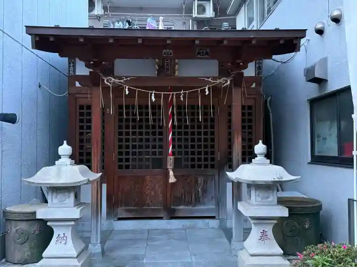子安稲荷神社の{uncategorized: "未分類", other: "その他", undefined: "問題あり", building: "その他建物", grave: "お墓", sacred_gate: "鳥居", guardian: "狛犬", statue: "像", buddha: "仏像", history: "歴史", nature: "自然", garden: "庭園", animal: "動物", pagoda: "塔", temizu: "手水舎", mountain_gate: "山門・神門", sanctuary: "本殿・本堂", subordinate: "末社・摂社", art: "芸術", scenery: "景色", jizo: "地蔵", ema: "絵馬", goshuin: "御朱印", omikuji: "おみくじ", items: "授与品その他", amulet: "お守り", goshuincho: "御朱印帳", eats: "食事", festival: "お祭り", votive_dance: "神楽", shichigosan: "七五三参", wedding: "結婚式", experience: "体験その他", initially: "初詣", around: "周辺", anti_infection: "感染症対策"}