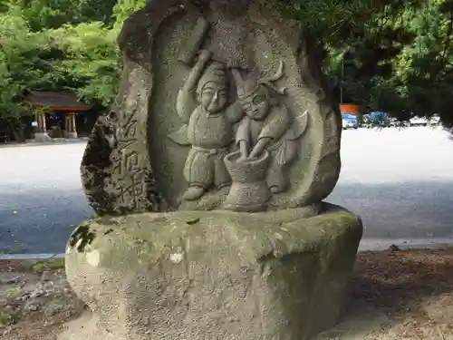 穂高神社本宮の像