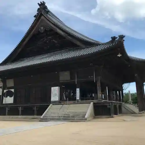 西大寺の本殿・本堂
