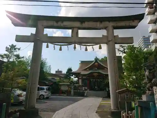 東神奈川熊野神社の鳥居