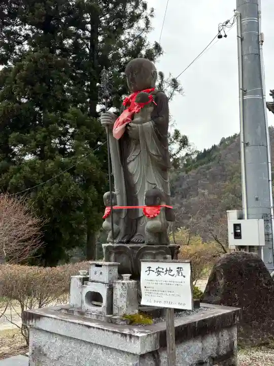 信濃比叡廣拯院の{uncategorized: "未分類", other: "その他", undefined: "問題あり", building: "その他建物", grave: "お墓", sacred_gate: "鳥居", guardian: "狛犬", statue: "像", buddha: "仏像", history: "歴史", nature: "自然", garden: "庭園", animal: "動物", pagoda: "塔", temizu: "手水舎", mountain_gate: "山門・神門", sanctuary: "本殿・本堂", subordinate: "末社・摂社", art: "芸術", scenery: "景色", jizo: "地蔵", ema: "絵馬", goshuin: "御朱印", omikuji: "おみくじ", items: "授与品その他", amulet: "お守り", goshuincho: "御朱印帳", eats: "食事", festival: "お祭り", votive_dance: "神楽", shichigosan: "七五三参", wedding: "結婚式", experience: "体験その他", initially: "初詣", around: "周辺", anti_infection: "感染症対策"}