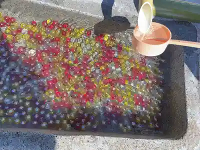 手水の底にビー玉が。
太陽の光でキラキラ✨