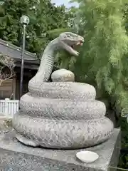 白蛇辨財天の像