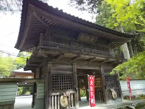 日石寺の山門