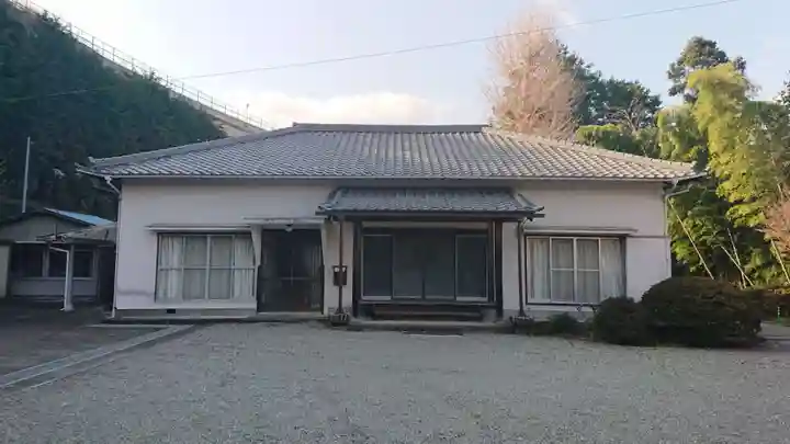 信教寺の本殿・本堂