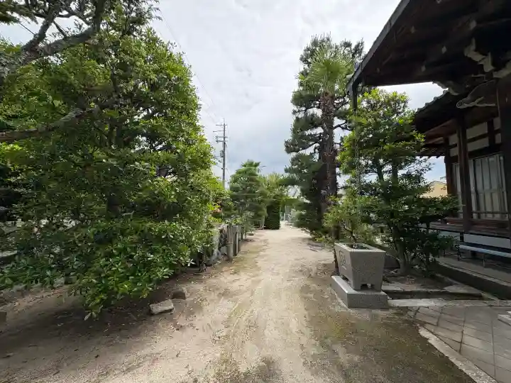 道入寺の{uncategorized: "未分類", other: "その他", undefined: "問題あり", building: "その他建物", grave: "お墓", sacred_gate: "鳥居", guardian: "狛犬", statue: "像", buddha: "仏像", history: "歴史", nature: "自然", garden: "庭園", animal: "動物", pagoda: "塔", temizu: "手水舎", mountain_gate: "山門・神門", sanctuary: "本殿・本堂", subordinate: "末社・摂社", art: "芸術", scenery: "景色", jizo: "地蔵", ema: "絵馬", goshuin: "御朱印", omikuji: "おみくじ", items: "授与品その他", amulet: "お守り", goshuincho: "御朱印帳", eats: "食事", festival: "お祭り", votive_dance: "神楽", shichigosan: "七五三参", wedding: "結婚式", experience: "体験その他", initially: "初詣", around: "周辺", anti_infection: "感染症対策"}