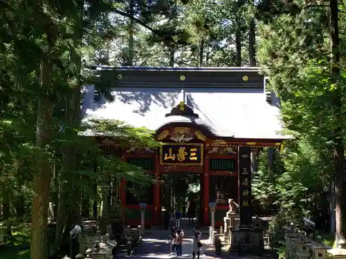 三峯神社の山門