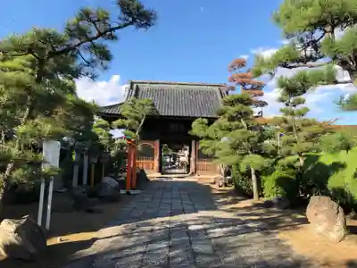 萬満寺の山門・神門