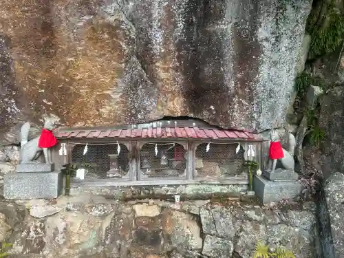 金光稲荷神社の{uncategorized: "未分類", other: "その他", undefined: "問題あり", building: "その他建物", grave: "お墓", sacred_gate: "鳥居", guardian: "狛犬", statue: "像", buddha: "仏像", history: "歴史", nature: "自然", garden: "庭園", animal: "動物", pagoda: "塔", temizu: "手水舎", mountain_gate: "山門・神門", sanctuary: "本殿・本堂", subordinate: "末社・摂社", art: "芸術", scenery: "景色", jizo: "地蔵", ema: "絵馬", goshuin: "御朱印", omikuji: "おみくじ", items: "授与品その他", amulet: "お守り", goshuincho: "御朱印帳", eats: "食事", festival: "お祭り", votive_dance: "神楽", shichigosan: "七五三参", wedding: "結婚式", experience: "体験その他", initially: "初詣", around: "周辺", anti_infection: "感染症対策"}