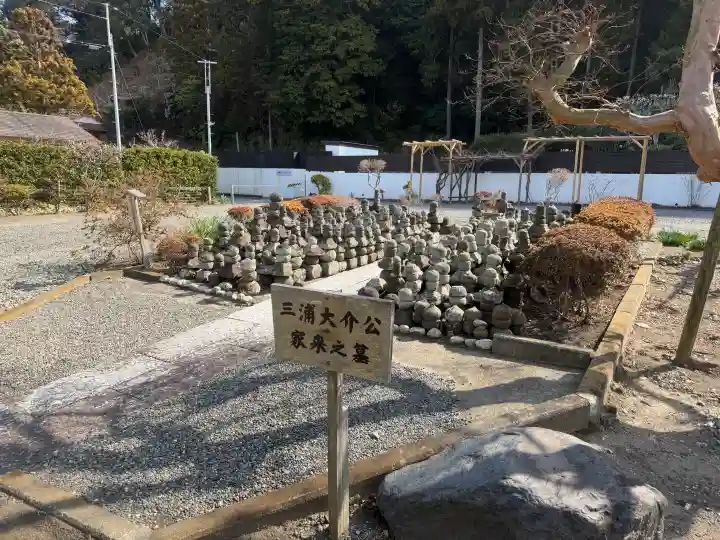 来迎寺(材木座)の{uncategorized: "未分類", other: "その他", undefined: "問題あり", building: "その他建物", grave: "お墓", sacred_gate: "鳥居", guardian: "狛犬", statue: "像", buddha: "仏像", history: "歴史", nature: "自然", garden: "庭園", animal: "動物", pagoda: "塔", temizu: "手水舎", mountain_gate: "山門・神門", sanctuary: "本殿・本堂", subordinate: "末社・摂社", art: "芸術", scenery: "景色", jizo: "地蔵", ema: "絵馬", goshuin: "御朱印", omikuji: "おみくじ", items: "授与品その他", amulet: "お守り", goshuincho: "御朱印帳", eats: "食事", festival: "お祭り", votive_dance: "神楽", shichigosan: "七五三参", wedding: "結婚式", experience: "体験その他", initially: "初詣", around: "周辺", anti_infection: "感染症対策"}