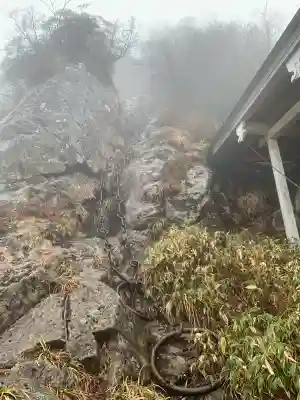 石鎚神社頂上社の{uncategorized: "未分類", other: "その他", undefined: "問題あり", building: "その他建物", grave: "お墓", sacred_gate: "鳥居", guardian: "狛犬", statue: "像", buddha: "仏像", history: "歴史", nature: "自然", garden: "庭園", animal: "動物", pagoda: "塔", temizu: "手水舎", mountain_gate: "山門・神門", sanctuary: "本殿・本堂", subordinate: "末社・摂社", art: "芸術", scenery: "景色", jizo: "地蔵", ema: "絵馬", goshuin: "御朱印", omikuji: "おみくじ", items: "授与品その他", amulet: "お守り", goshuincho: "御朱印帳", eats: "食事", festival: "お祭り", votive_dance: "神楽", shichigosan: "七五三参", wedding: "結婚式", experience: "体験その他", initially: "初詣", around: "周辺", anti_infection: "感染症対策"}