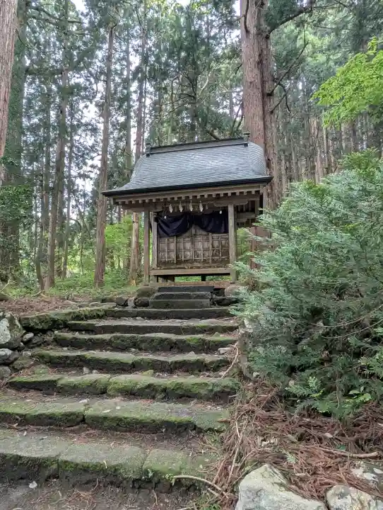 雄山神社中宮祈願殿の{uncategorized: "未分類", other: "その他", undefined: "問題あり", building: "その他建物", grave: "お墓", sacred_gate: "鳥居", guardian: "狛犬", statue: "像", buddha: "仏像", history: "歴史", nature: "自然", garden: "庭園", animal: "動物", pagoda: "塔", temizu: "手水舎", mountain_gate: "山門・神門", sanctuary: "本殿・本堂", subordinate: "末社・摂社", art: "芸術", scenery: "景色", jizo: "地蔵", ema: "絵馬", goshuin: "御朱印", omikuji: "おみくじ", items: "授与品その他", amulet: "お守り", goshuincho: "御朱印帳", eats: "食事", festival: "お祭り", votive_dance: "神楽", shichigosan: "七五三参", wedding: "結婚式", experience: "体験その他", initially: "初詣", around: "周辺", anti_infection: "感染症対策"}