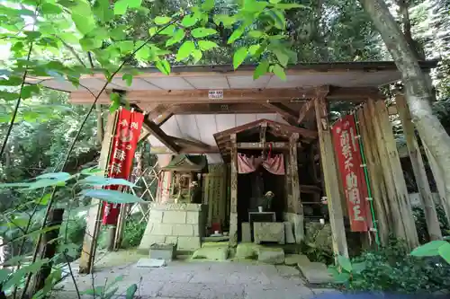 明王院（満願寺別院）の末社