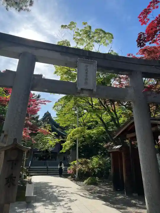 彌彦神社 (伊夜日子神社)の{uncategorized: "未分類", other: "その他", undefined: "問題あり", building: "その他建物", grave: "お墓", sacred_gate: "鳥居", guardian: "狛犬", statue: "像", buddha: "仏像", history: "歴史", nature: "自然", garden: "庭園", animal: "動物", pagoda: "塔", temizu: "手水舎", mountain_gate: "山門・神門", sanctuary: "本殿・本堂", subordinate: "末社・摂社", art: "芸術", scenery: "景色", jizo: "地蔵", ema: "絵馬", goshuin: "御朱印", omikuji: "おみくじ", items: "授与品その他", amulet: "お守り", goshuincho: "御朱印帳", eats: "食事", festival: "お祭り", votive_dance: "神楽", shichigosan: "七五三参", wedding: "結婚式", experience: "体験その他", initially: "初詣", around: "周辺", anti_infection: "感染症対策"}