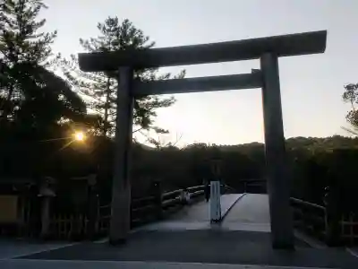 伊勢神宮内宮（皇大神宮）の{uncategorized: "未分類", other: "その他", undefined: "問題あり", building: "その他建物", grave: "お墓", sacred_gate: "鳥居", guardian: "狛犬", statue: "像", buddha: "仏像", history: "歴史", nature: "自然", garden: "庭園", animal: "動物", pagoda: "塔", temizu: "手水舎", mountain_gate: "山門・神門", sanctuary: "本殿・本堂", subordinate: "末社・摂社", art: "芸術", scenery: "景色", jizo: "地蔵", ema: "絵馬", goshuin: "御朱印", omikuji: "おみくじ", items: "授与品その他", amulet: "お守り", goshuincho: "御朱印帳", eats: "食事", festival: "お祭り", votive_dance: "神楽", shichigosan: "七五三参", wedding: "結婚式", experience: "体験その他", initially: "初詣", around: "周辺", anti_infection: "感染症対策"}